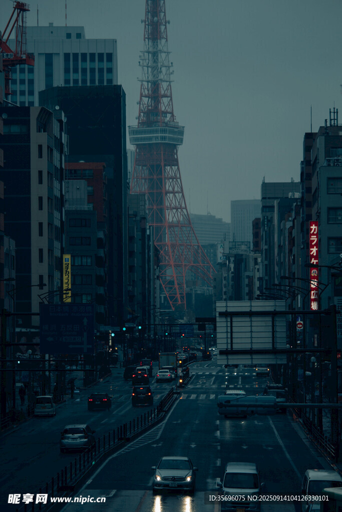 都市黄昏下的繁忙街道