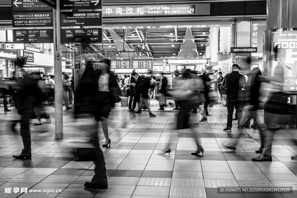 都市街头行人匆匆