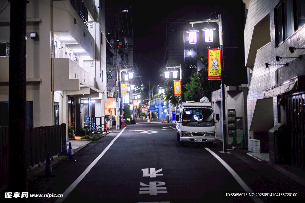 夜晚的日本街道景象