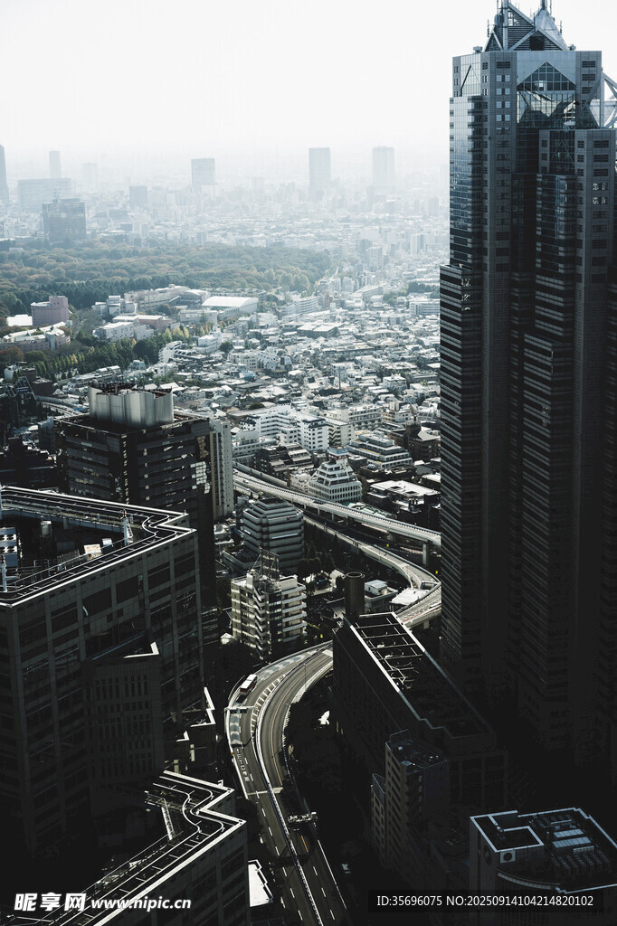 城市高楼与街巷俯瞰景观