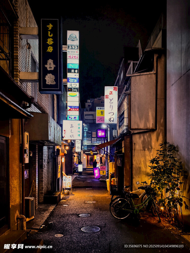 夜晚霓虹闪烁的狭窄小巷