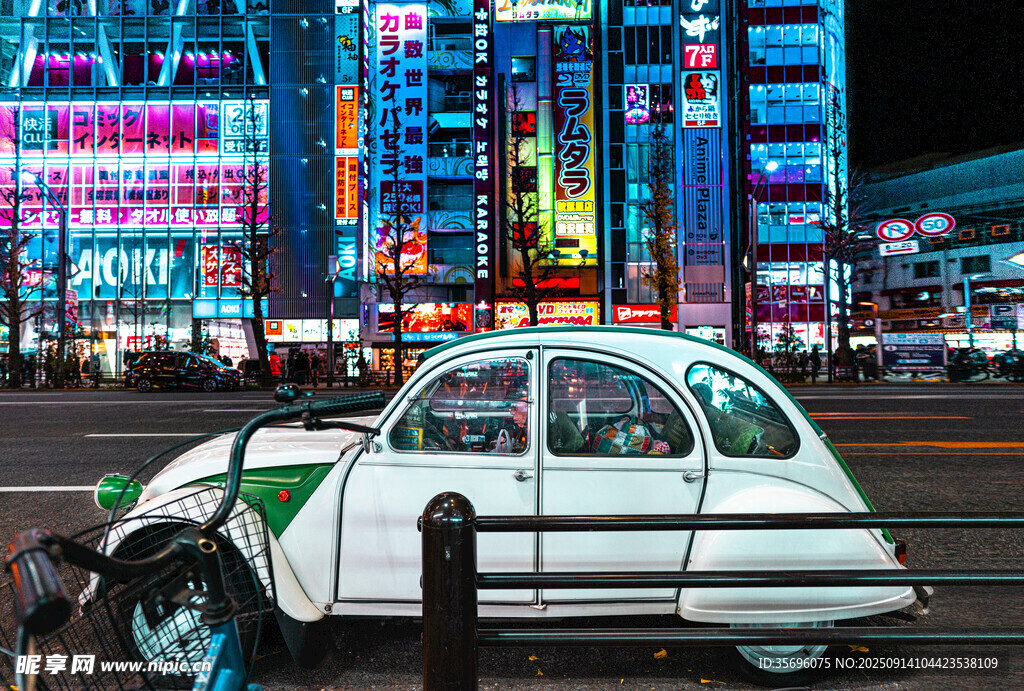 都市霓虹下的复古小汽车