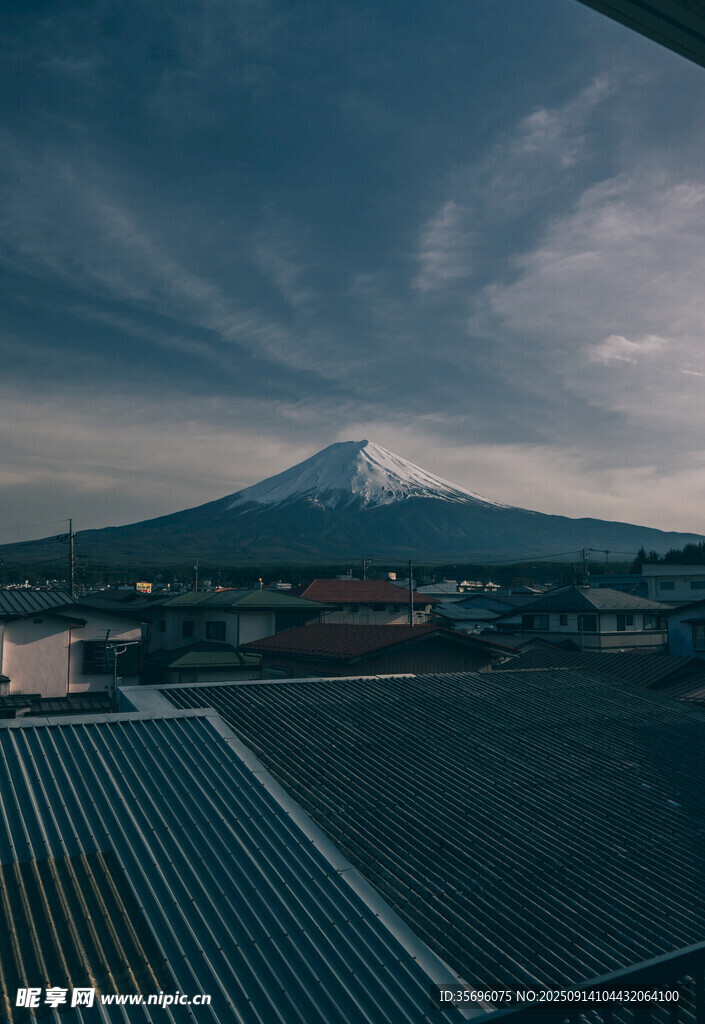 俯瞰富士山与城市景观