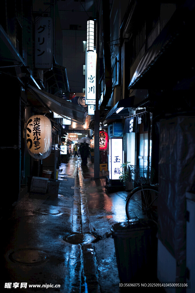 雨夜中的城市小巷