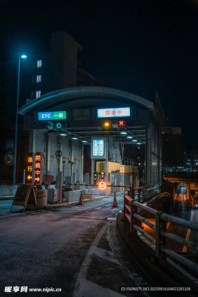 夜晚中的城市施工场景