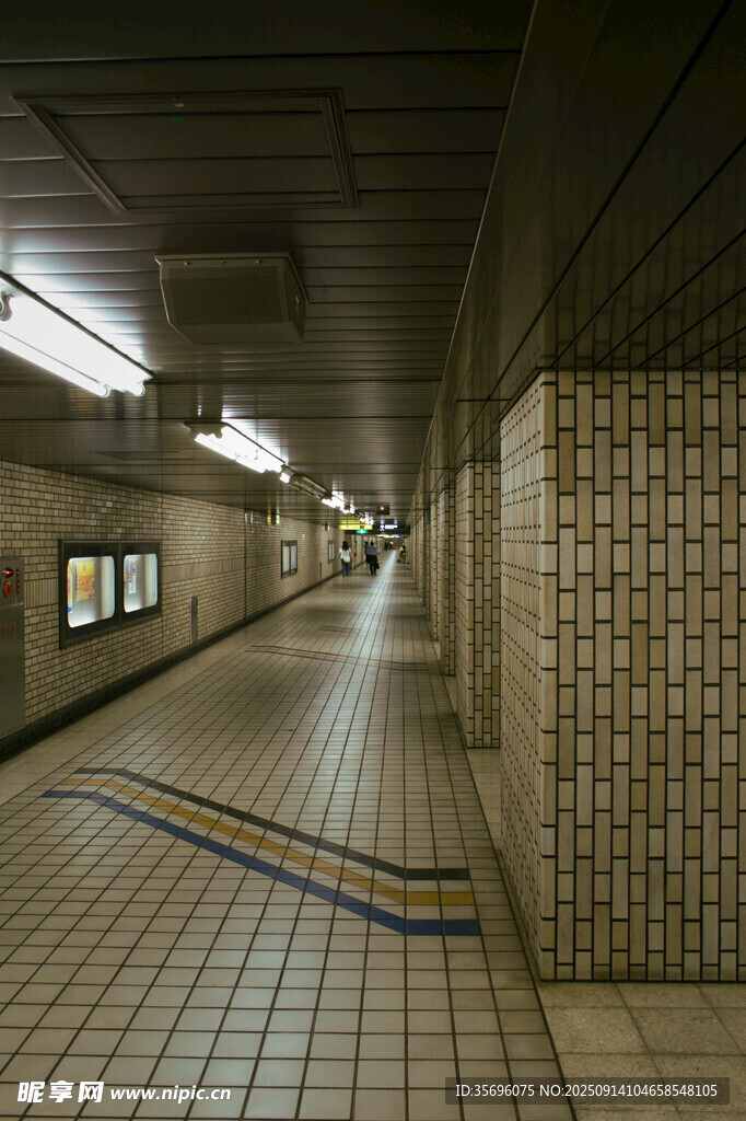 空旷地铁站通道