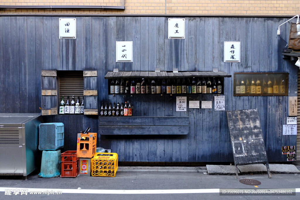街头复古风杂货店一角
