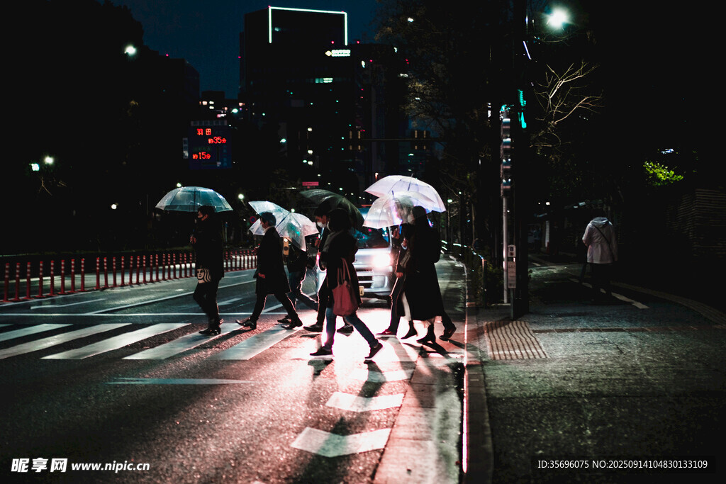 雨夜行人撑伞过马路