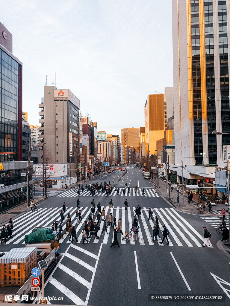 城市繁华十字路口景象