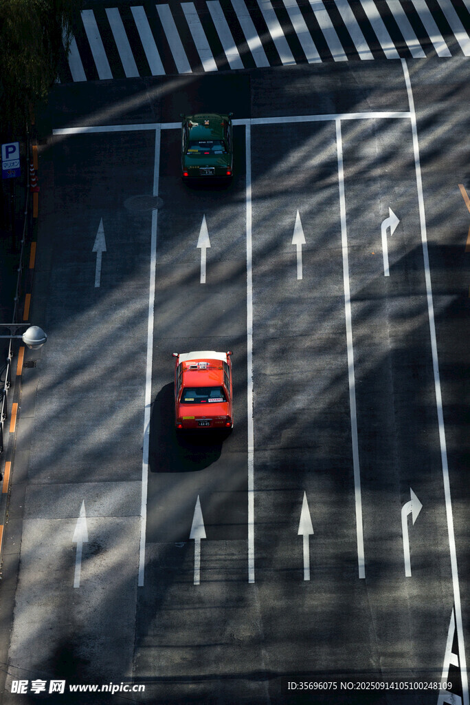 道路上行驶的红色车辆
