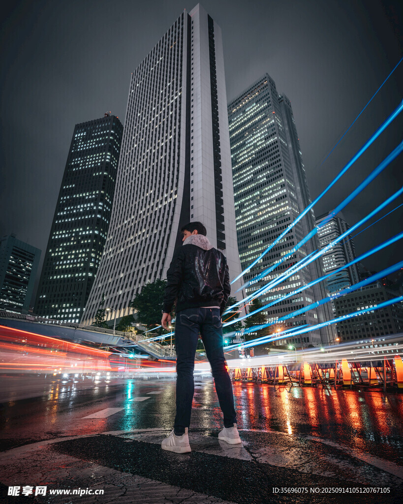 都市夜下的孤独身影