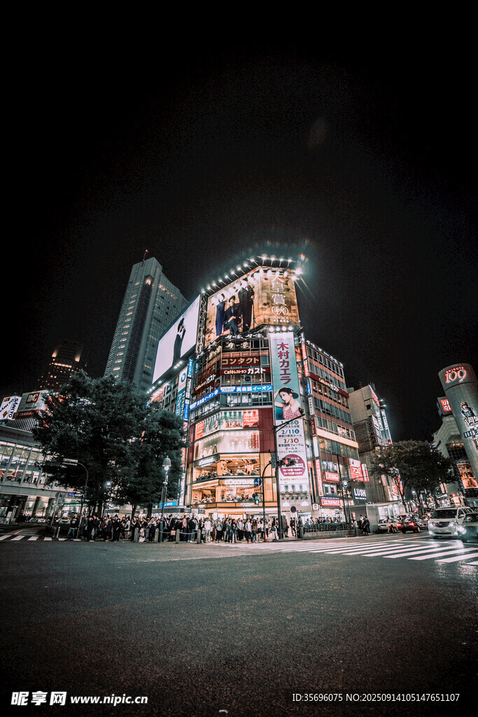 城市夜景璀璨商业街