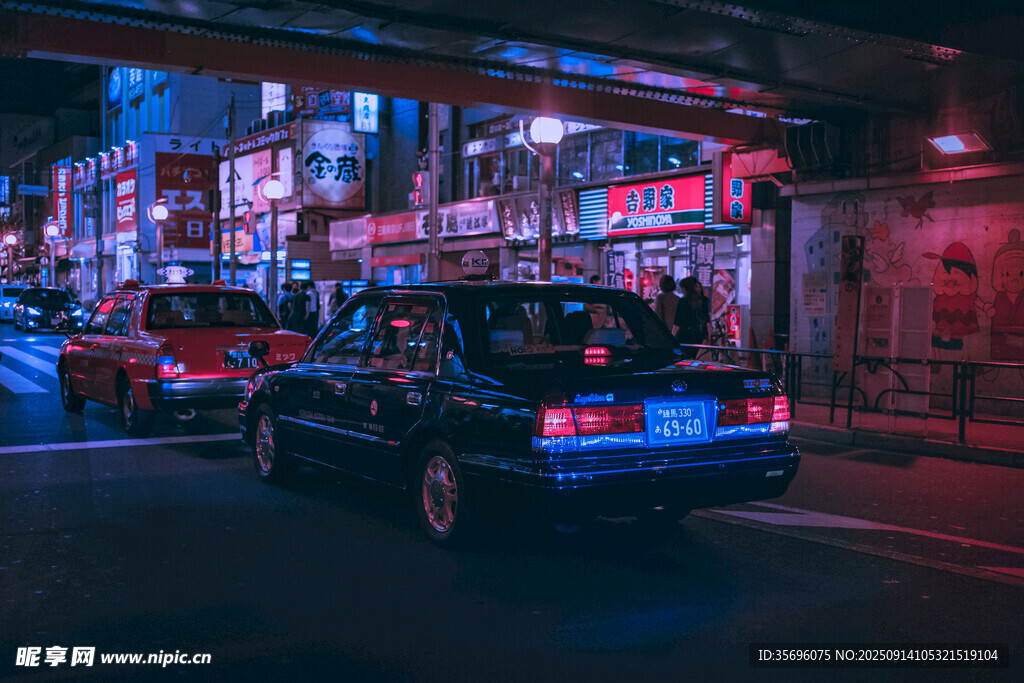 霓虹夜色下的城市街道车辆