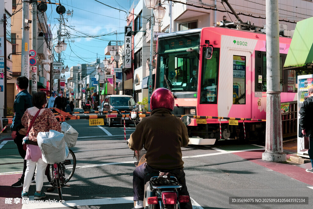 城市街头的多彩生活场景