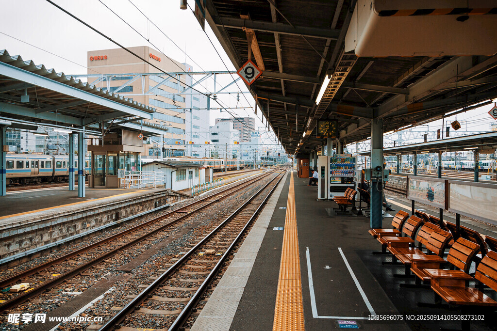 空旷的火车站台场景