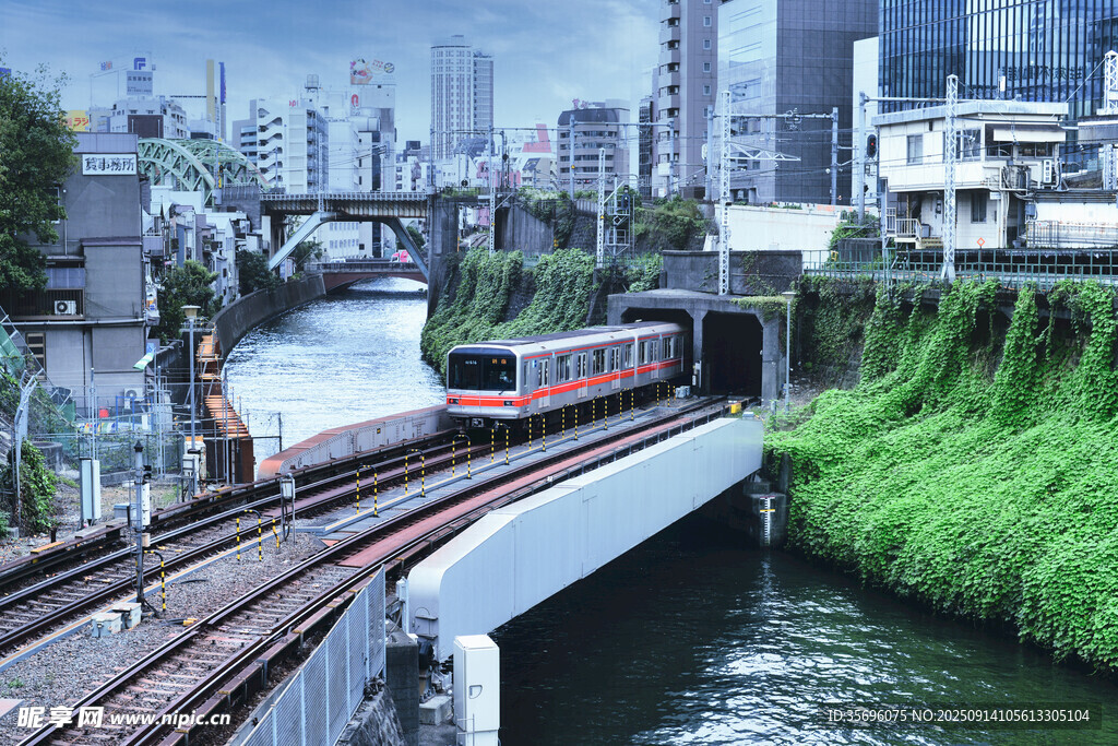 城市铁轨上行驶的多彩列车