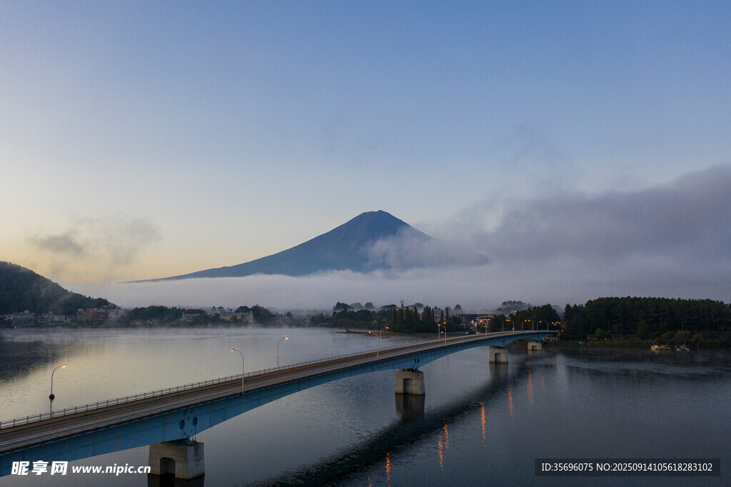 富士山下的桥梁美景