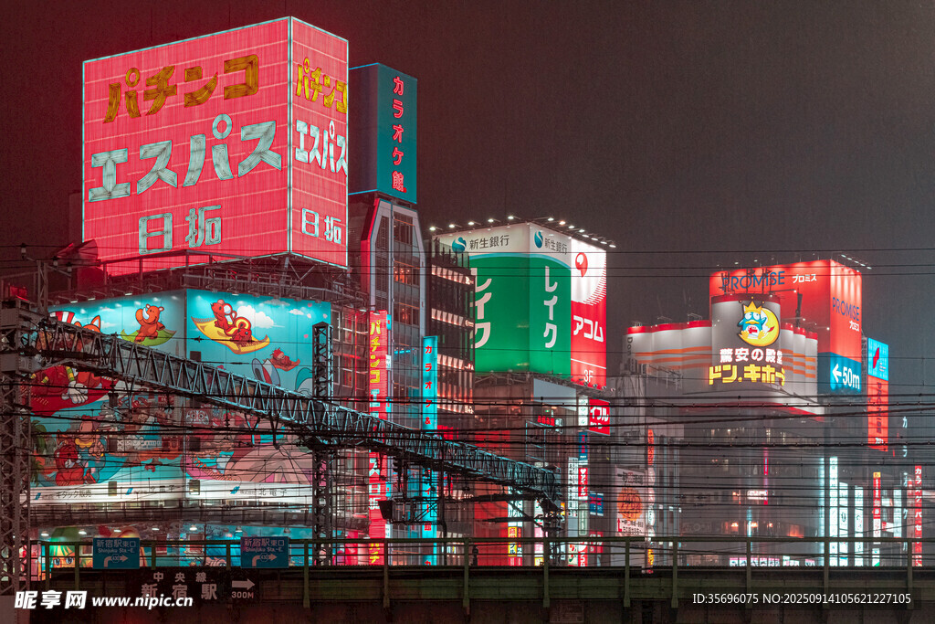 繁华都市夜景璀璨广告牌