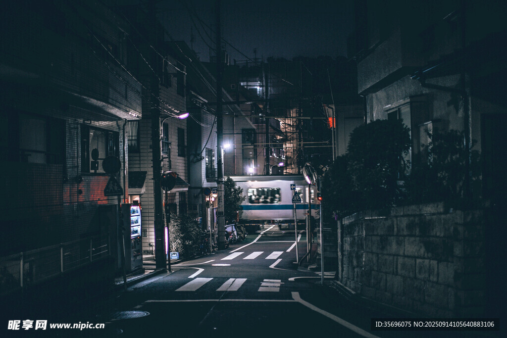 夜晚静谧的城市小巷
