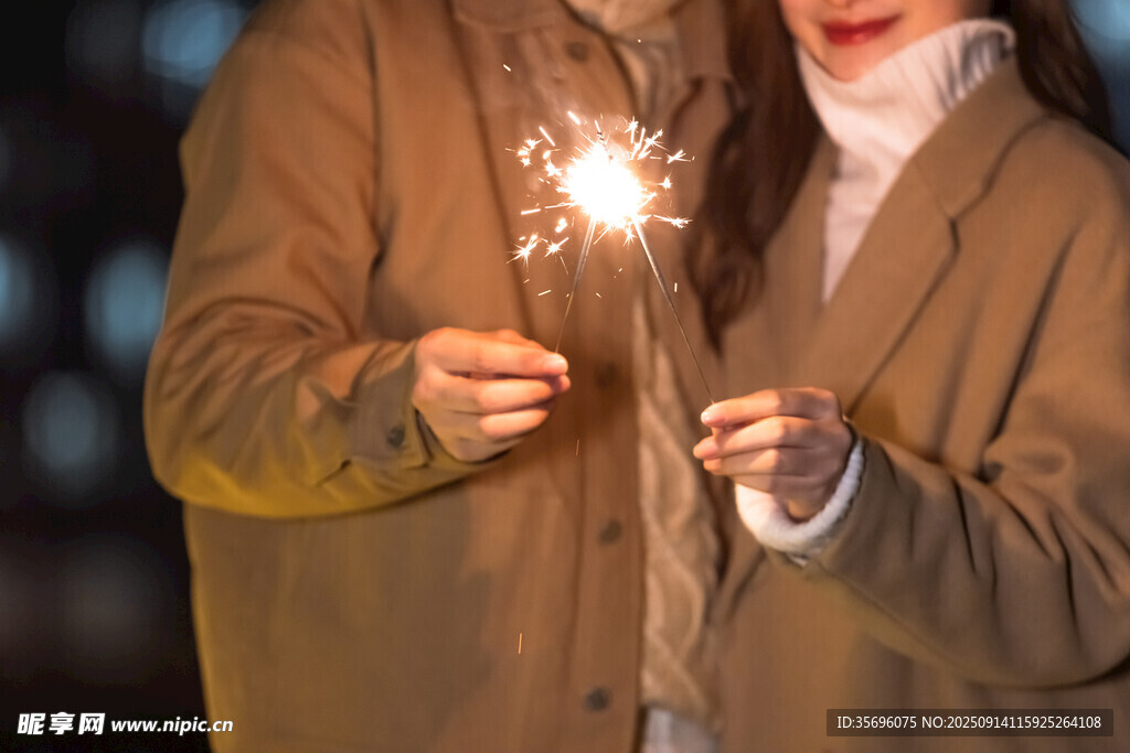 情侣手持烟花浪漫瞬间