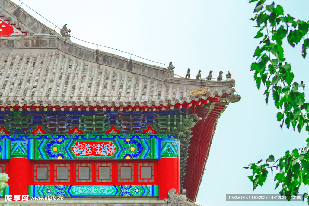 中式古建筑屋檐一角