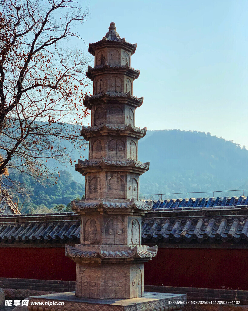 古朴古塔屹立于中式景致中