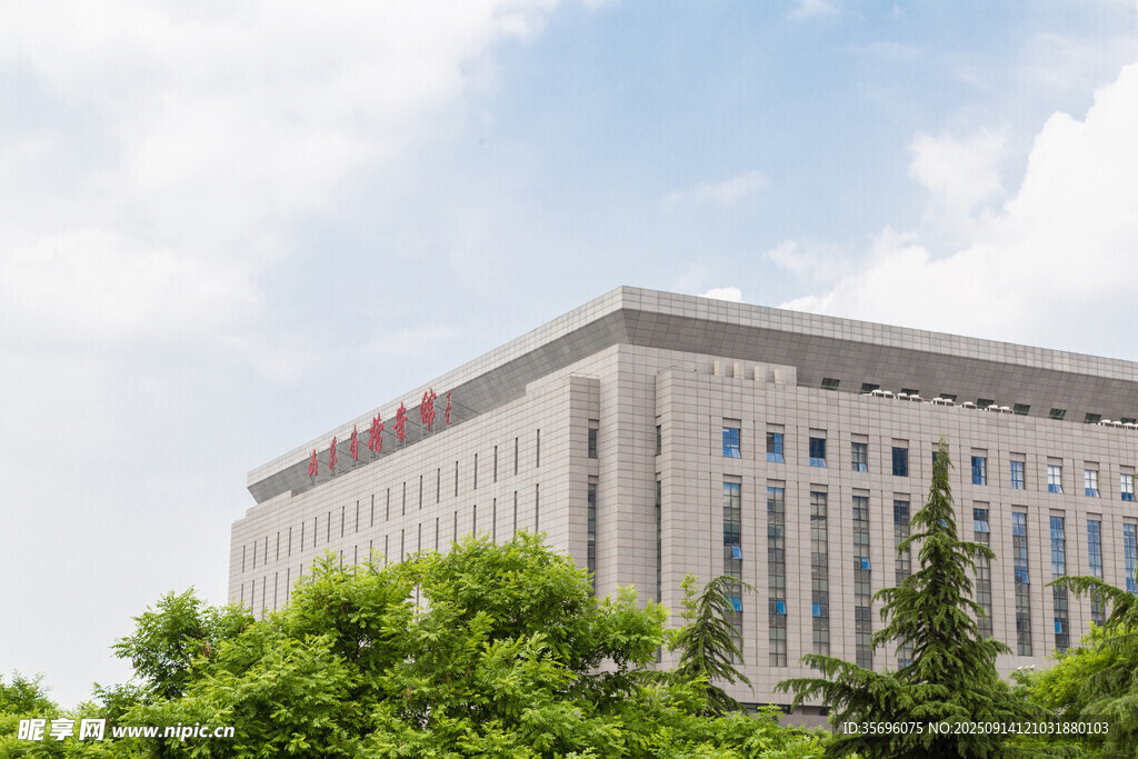 现代风格办公大楼外观