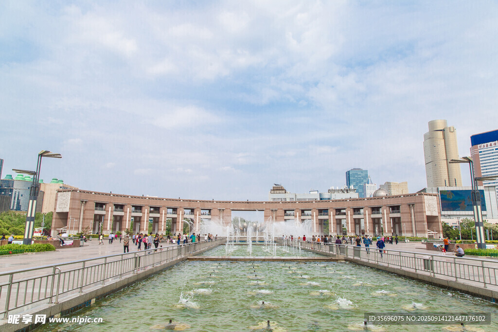 城市河畔的壮观建筑景观