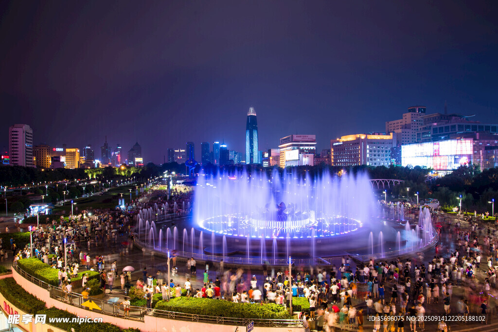 城市夜景喷泉吸引众多观众
