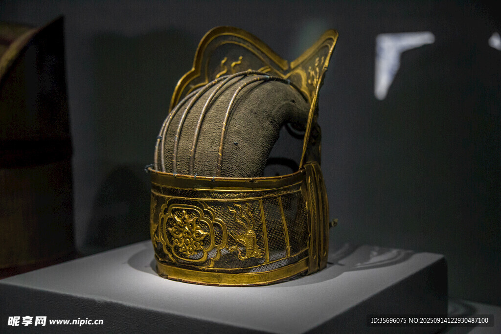 古代精美金冠展示