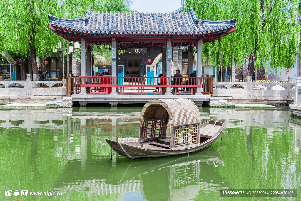 中式水乡小船与亭阁景致
