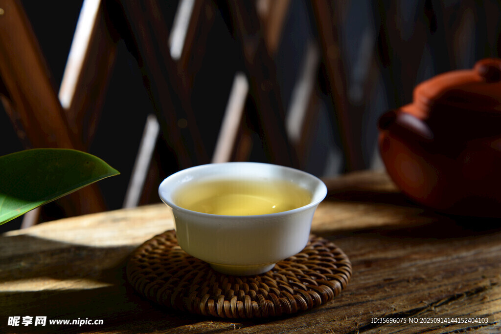 古朴茶盏中的悠悠茶汤