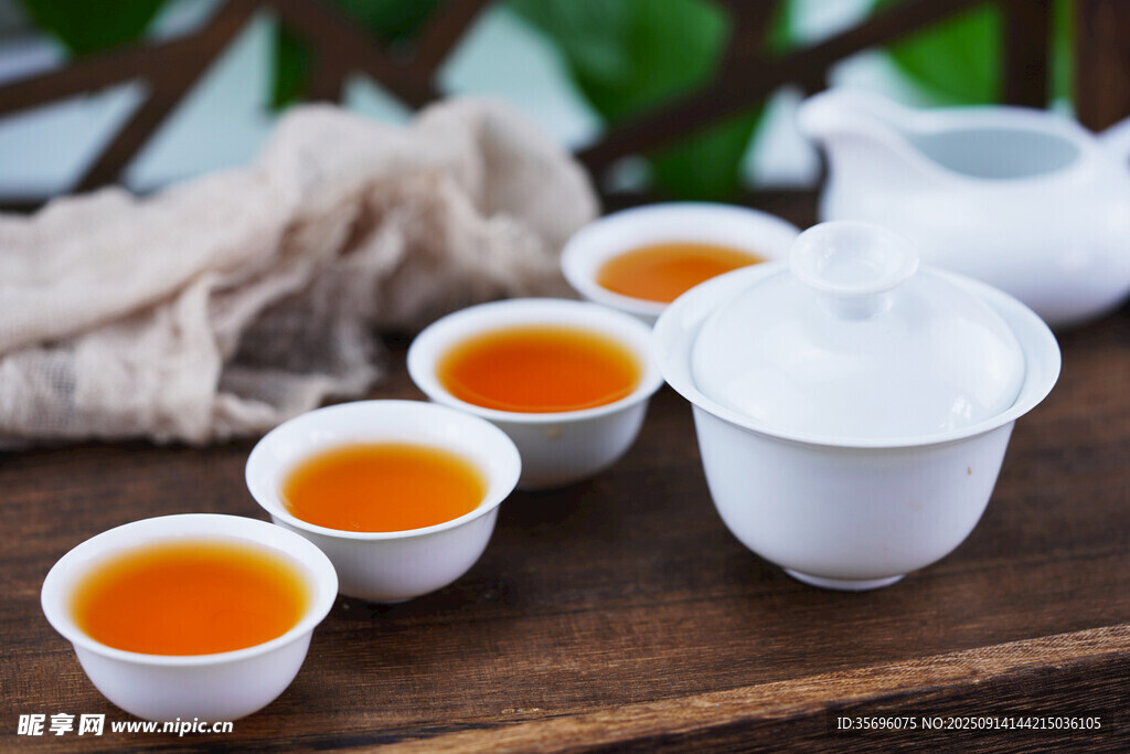 中式茶具与醇香茶汤