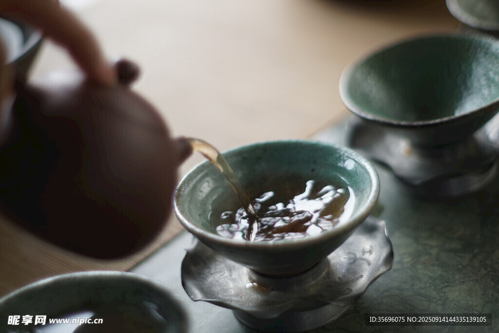茶壶注水入精致茶杯