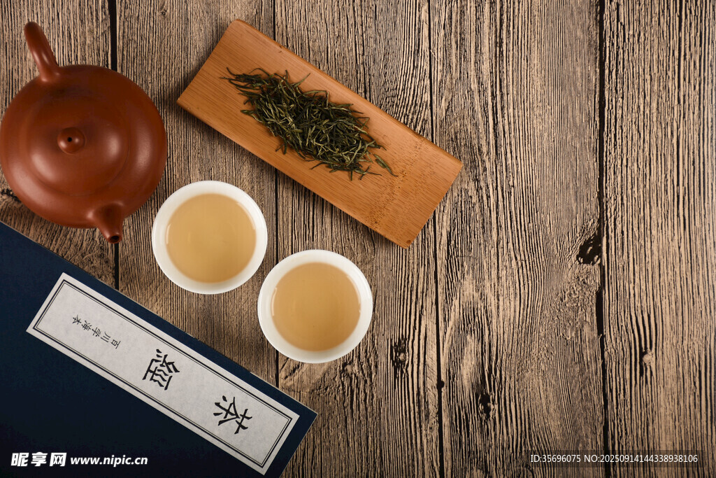 中式茶具与香茗的雅致组合