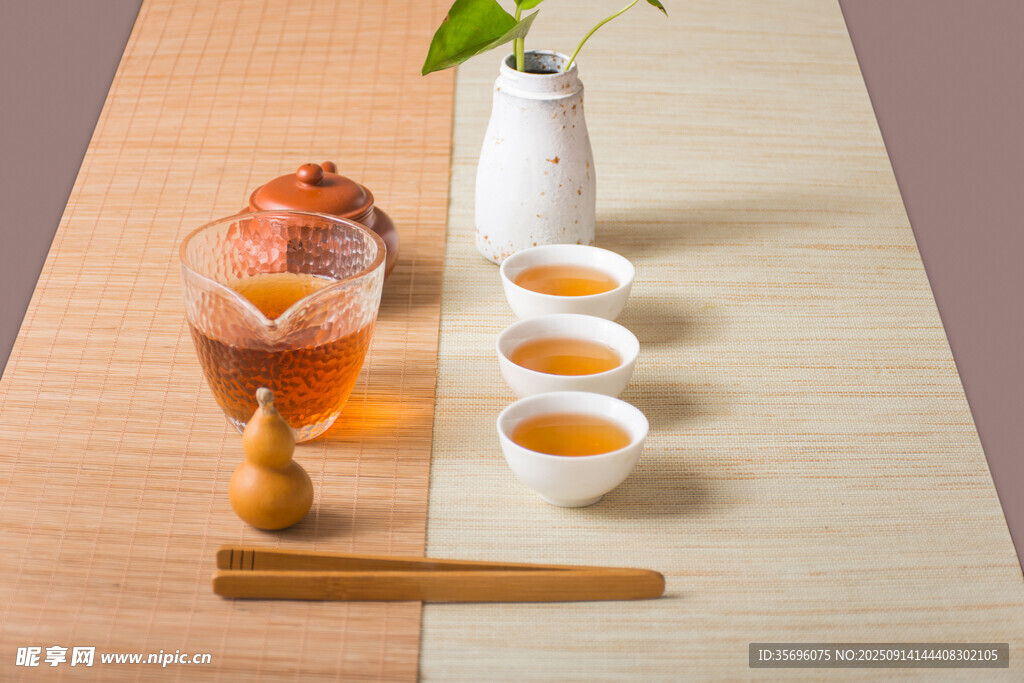 中式茶具与茶饮展示