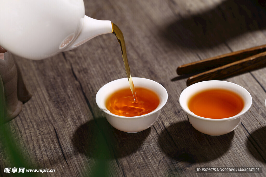 茶壶倒茶入双杯