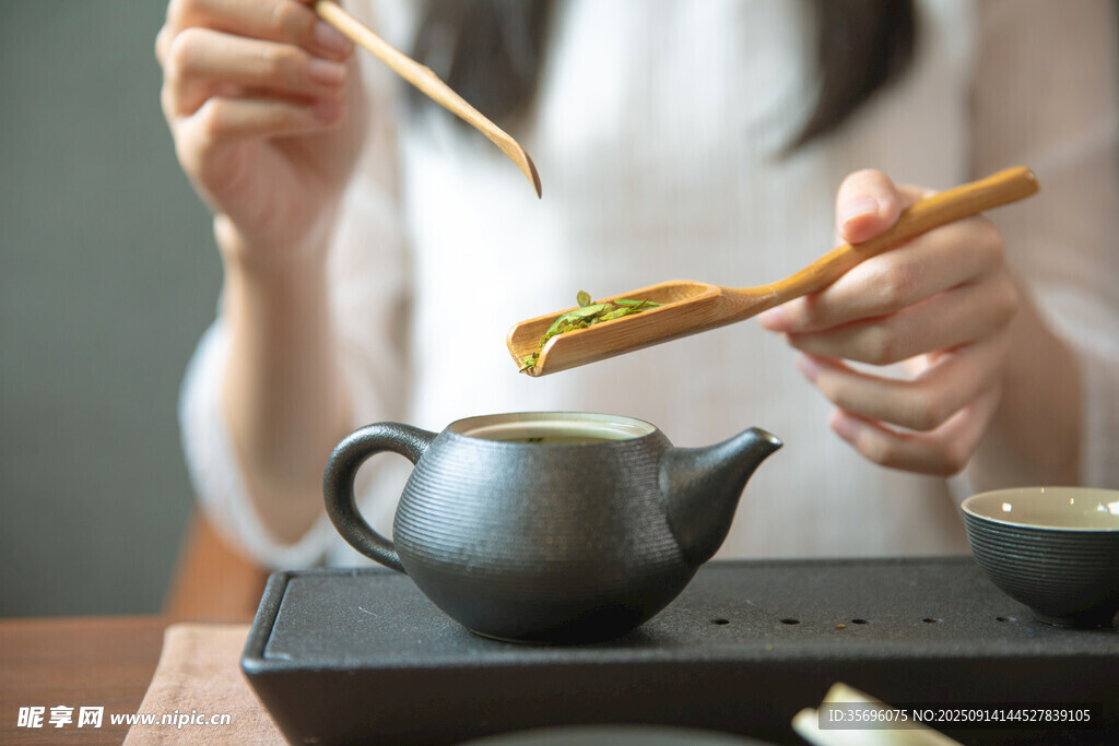 中式优雅品茶瞬间
