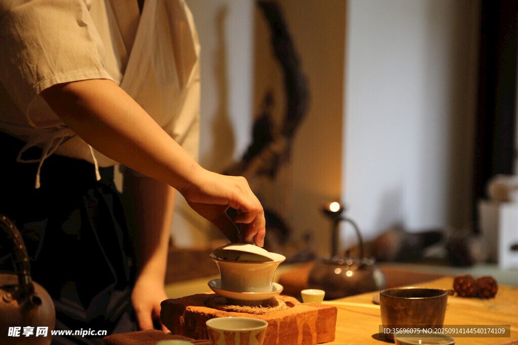 茶艺师专注进行泡茶操作