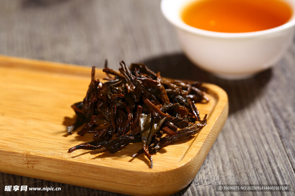 木制托盘上的干茶叶与茶汤