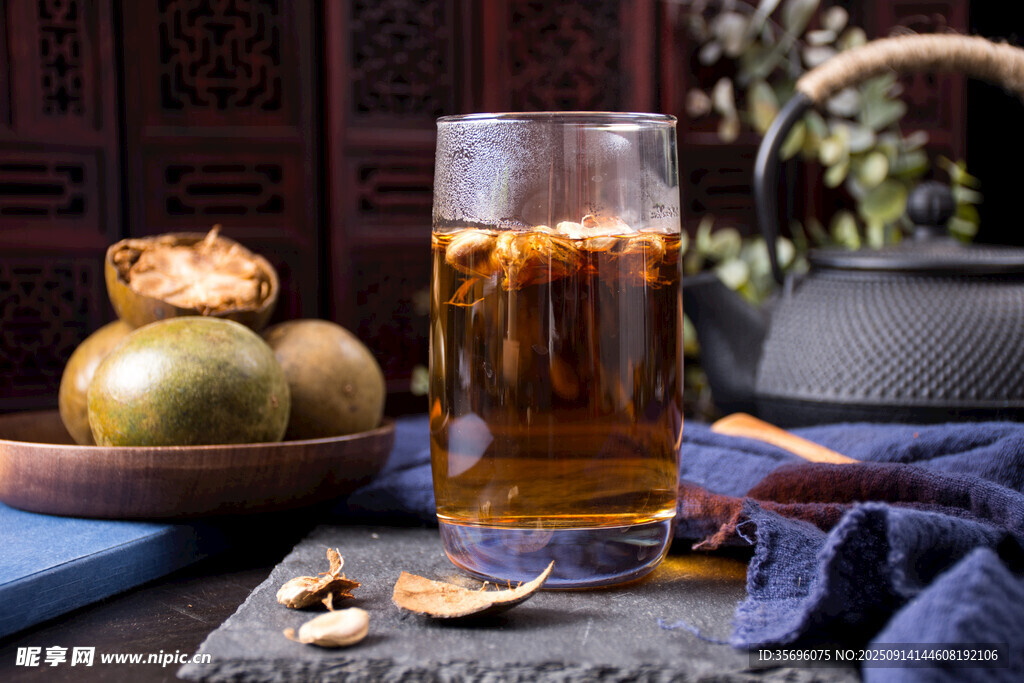 琥珀色茶饮与鲜果坚果