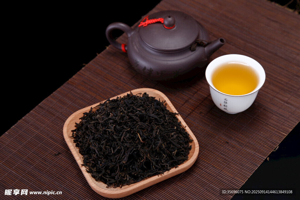传统紫砂壶配香茗