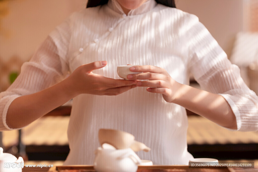 女子优雅执杯品茗
