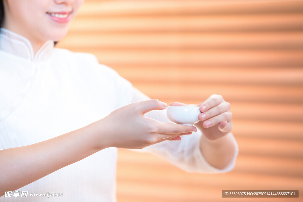 女子手持白色物件展示