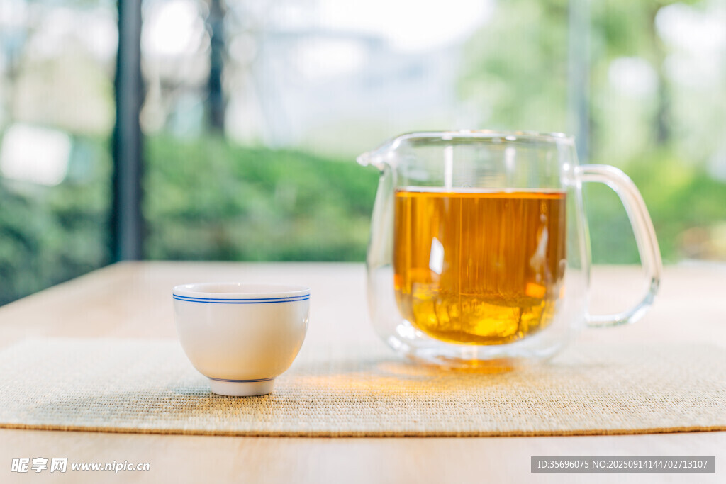 玻璃壶泡的金黄茶汤