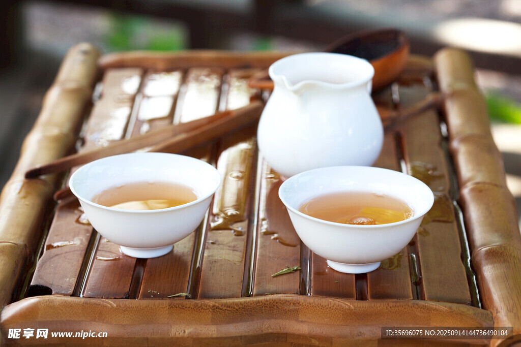 中式茶具与两杯热茶