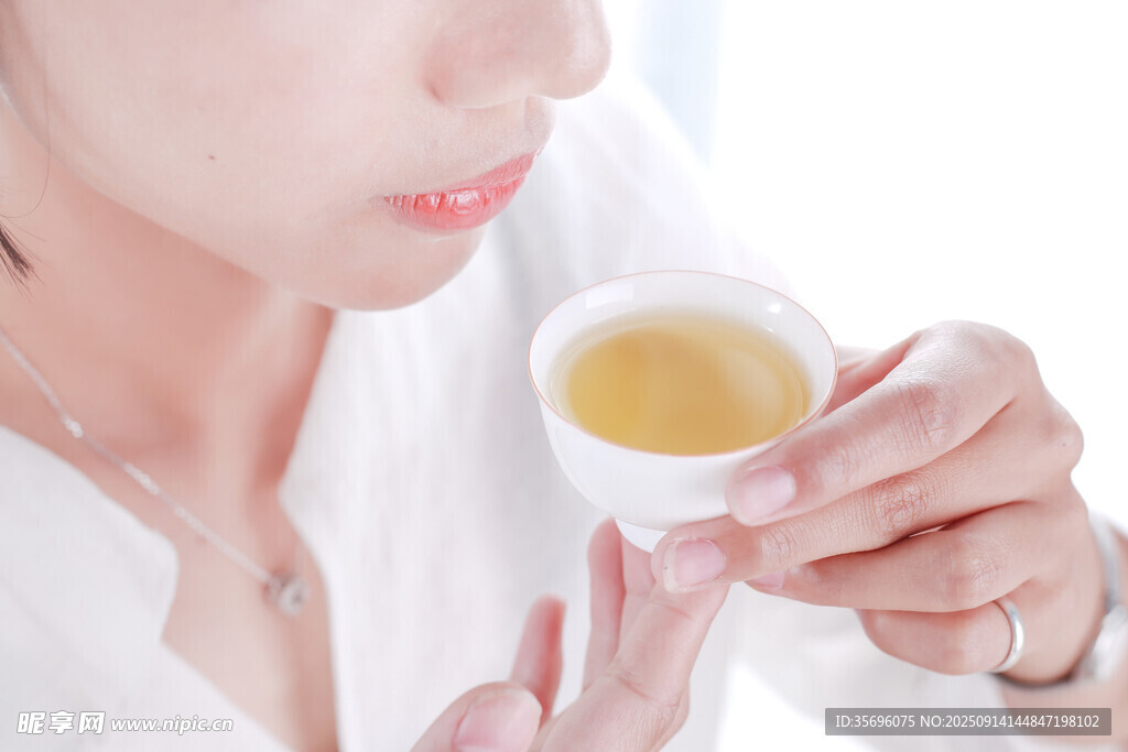 女子优雅品茗