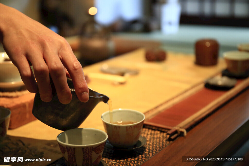 手艺人专注倒茶瞬间