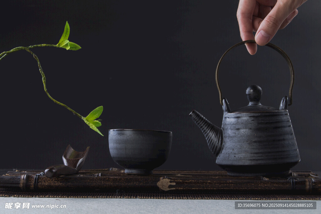 中式古朴茶具与绿植场景