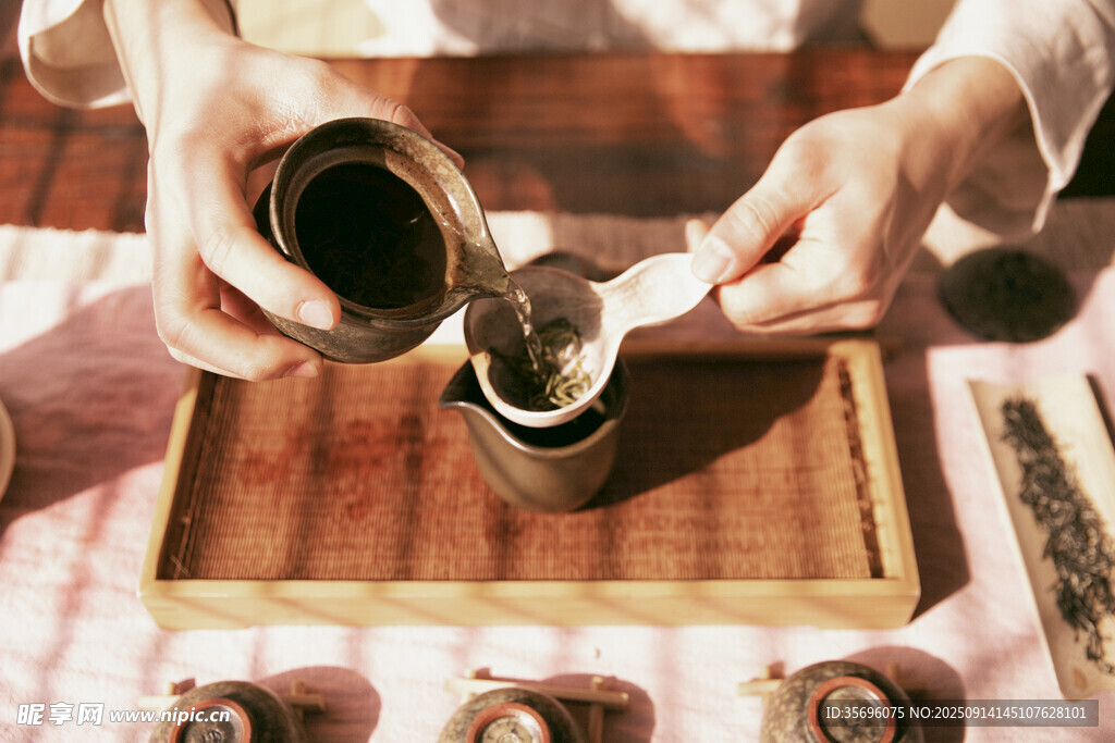 传统茶艺表演中的倒茶瞬间